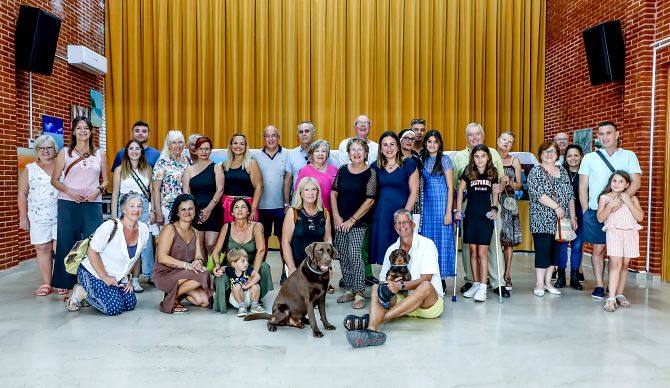 Foto familia inauguración de la exposición en Senija Arteando por la vida