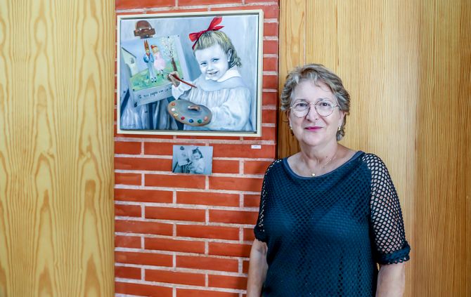 Lola Llinares con una de sus obras