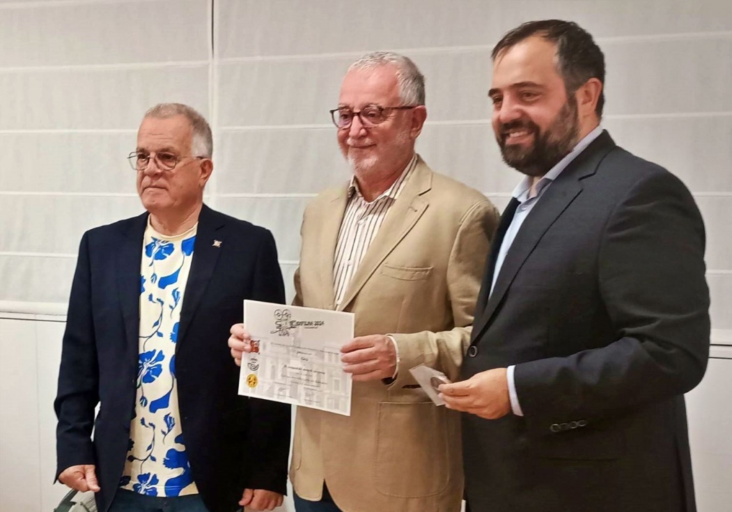 Sebastián Antich Verdera, recibiendo la Medalla de "Oro" de la EXFILNA 2024, de mano de directivos de FESOFI.