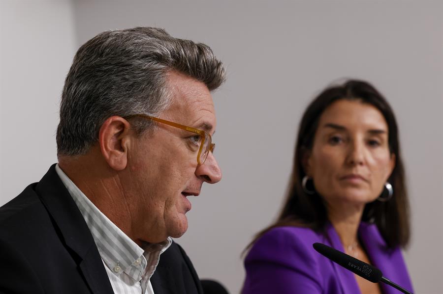 El conseller de Medio Ambiente, Infraestructuras y Territorio, Vicente Martínez, y Ruth Merino, consellera de Hacienda, Economía y Administración Pública. EFE/Biel Aliño