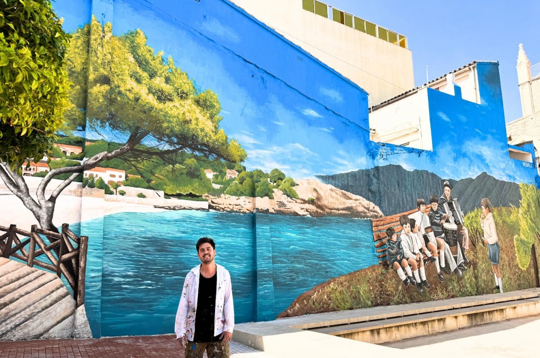 El artista valenciano Dridali junto a su ultima obra en Benissa