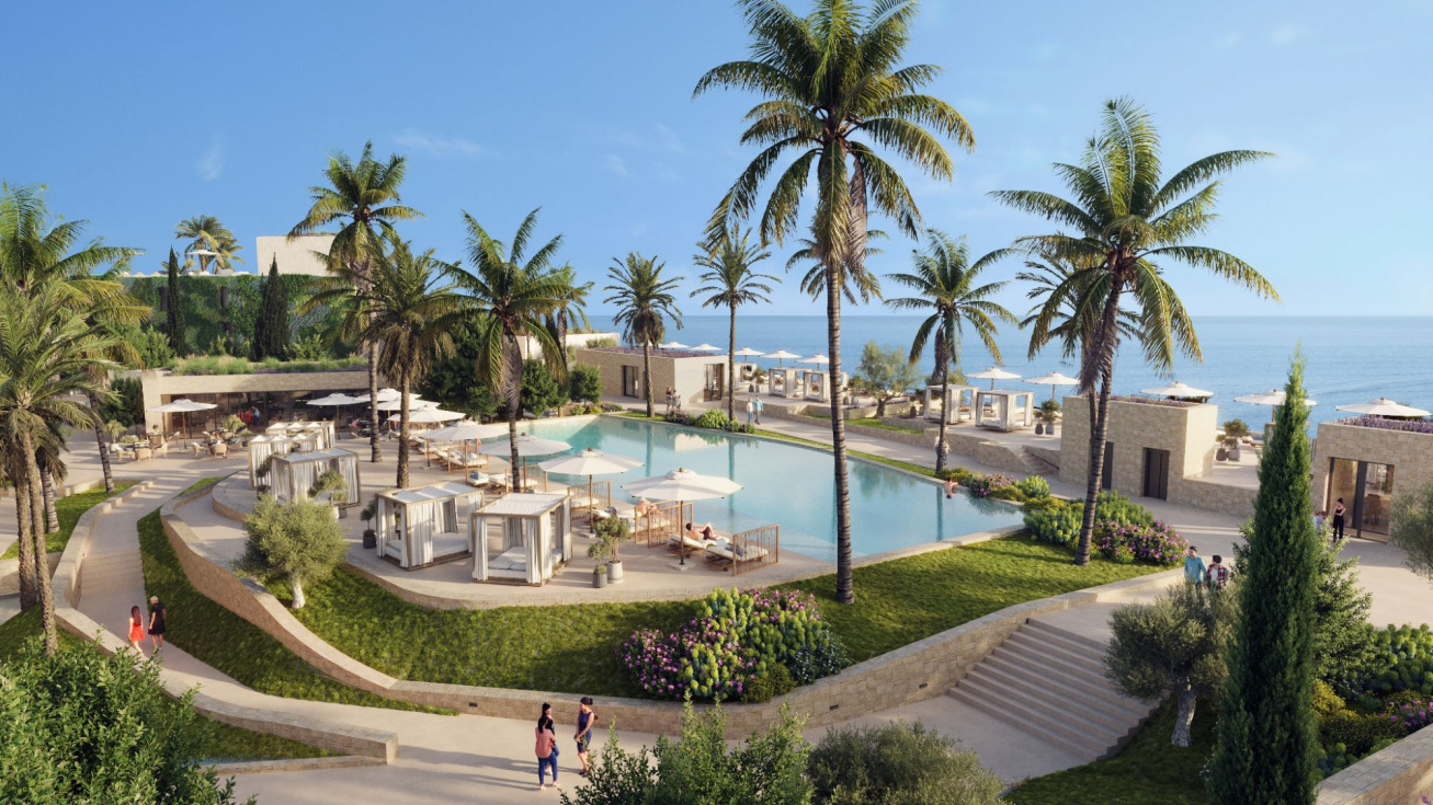 Vista general del resort con piscina y áreas de descanso integradas en el paisaje mediterráneo.