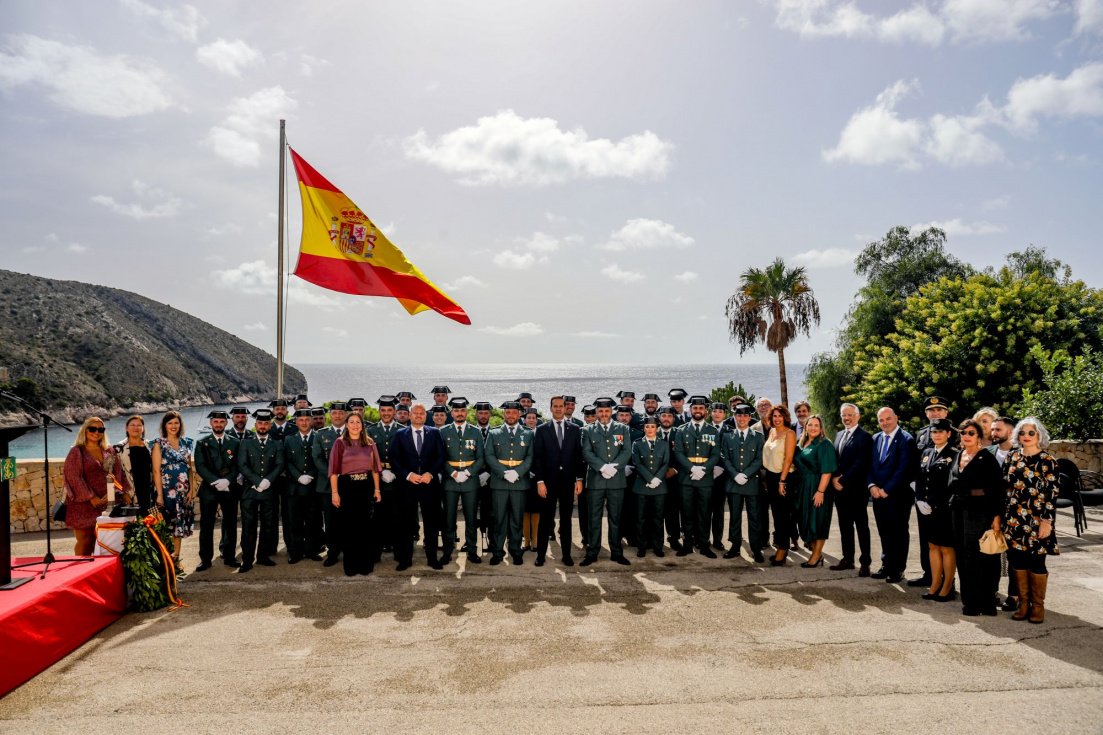 Foto de familia de los agentes del Puesto Principal de Moraira junto a las autoridades locales tras el acto conmemorativo.
