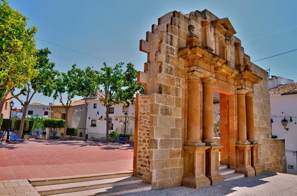 La portada renacentista de la antigua iglesia de San Pedro en Benissa