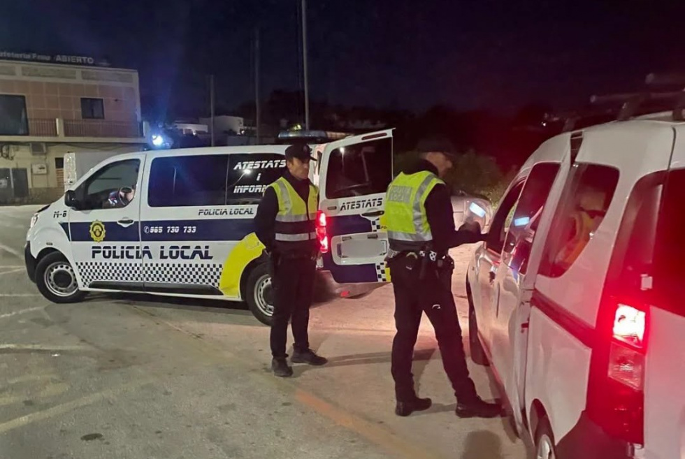 Control preventivo de la Polic&iacute;a Local de Benissa durante un dispositivo nocturno.