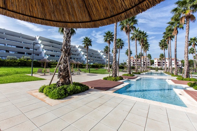 Randof Real Estate presenta este espectacular apartamento de lujo en la primera línea de la playa de Les Marines de Dénia