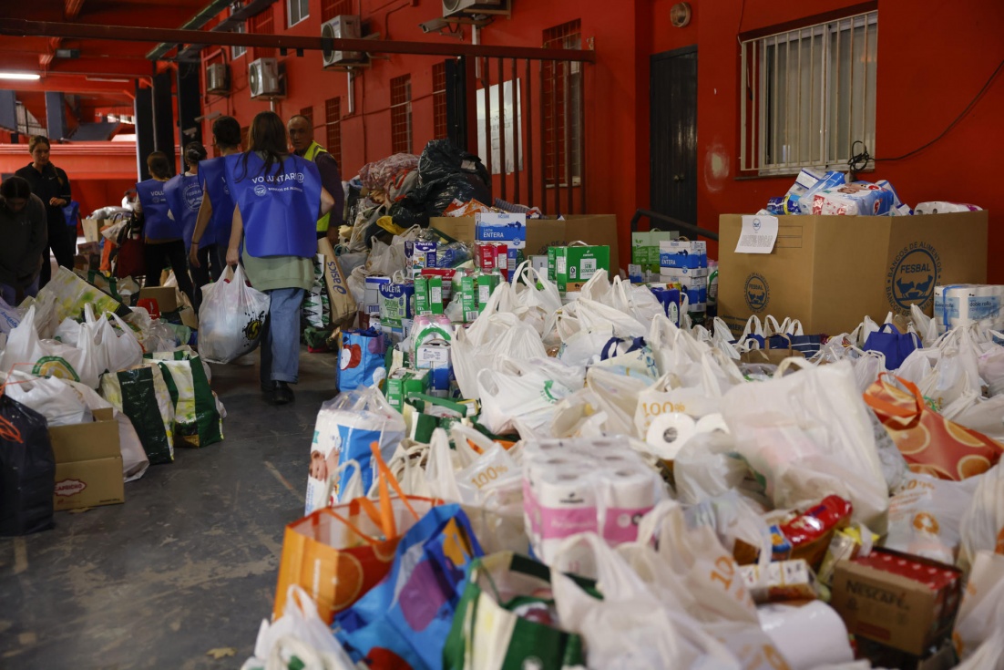 Recogida de alimentos y bienes de primera necesidad para los damnificados por la dana. EFE/Ana Escobar