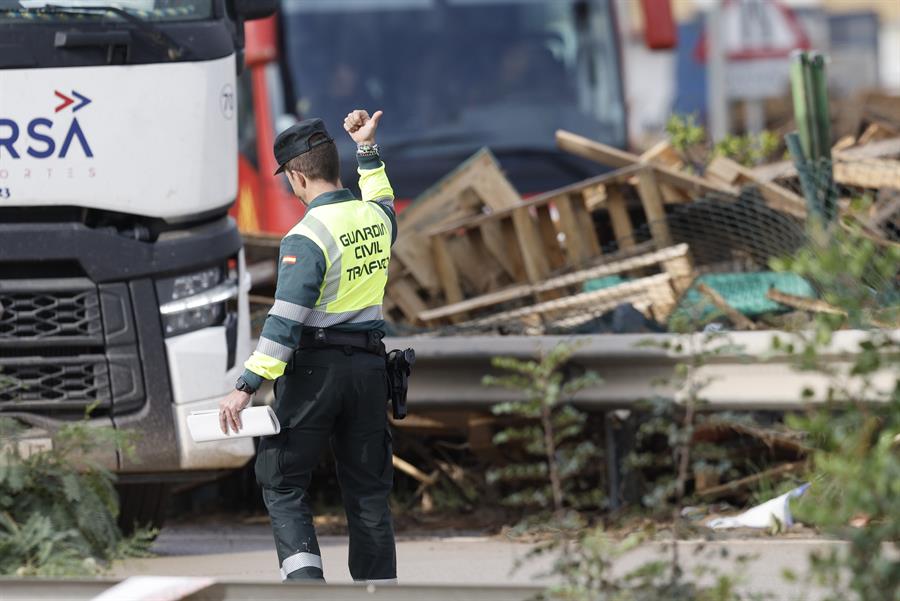 Un Guardia Civil regula el tráfico en la A3 a la altura del parking de Bonaire en Aldaia. EFE/Kai Försterling