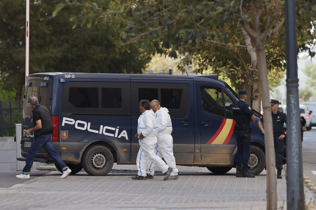 Efectivos de los servicios funerarios junto a un furgón policial. EFE/ Ana Escobar