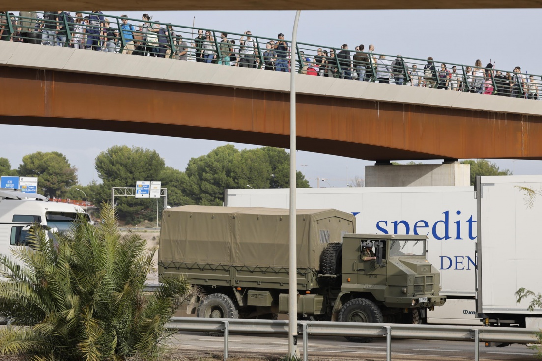 Miles de personas se desplazan desde Valencia a La Torre para ayudar a los afectados por las inundaciones causadas por la DANA. EFE/Ana Escobar