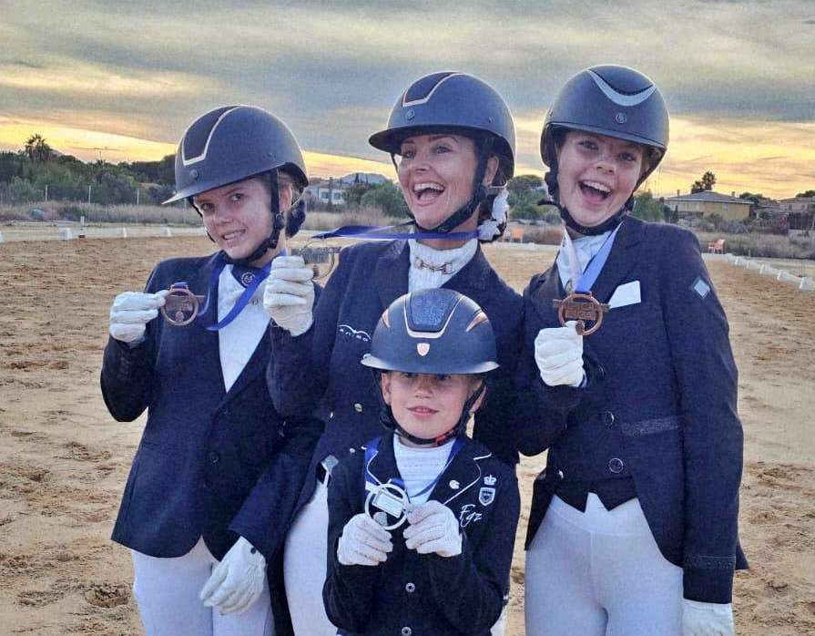 Las amazonas del Club Hípic Benissa posan con sus medallas tras el 7.º CDA en Mutxamel.