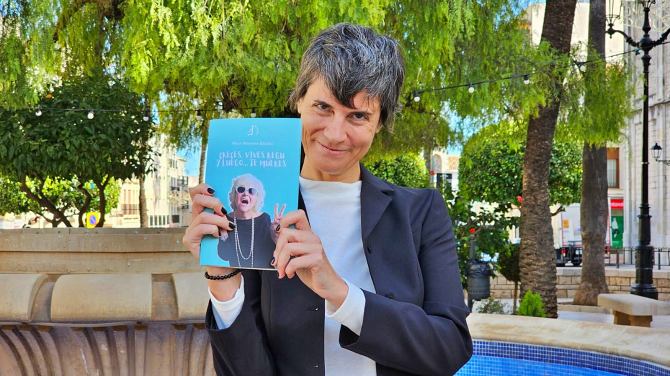 Nelia Higueras Escoda presenta su libro: Creces, vives regu y luego...te mueres