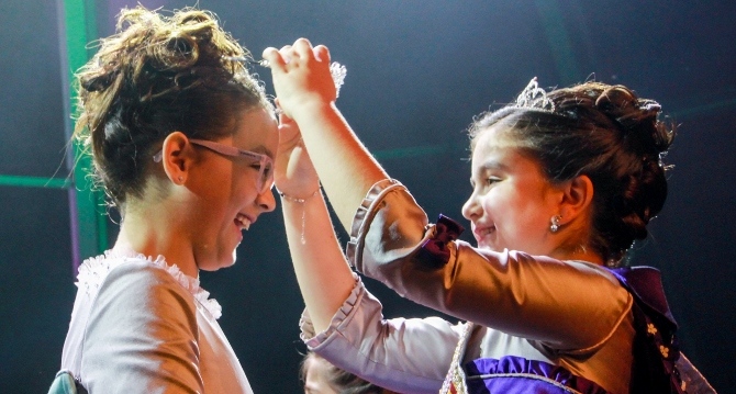 Ainoa Ortolá, corona a la nueva Reina Infantil, Carla Gisbert