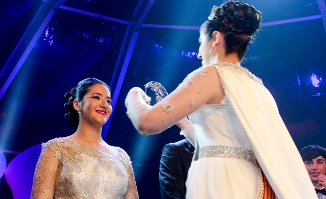Adela Simó, corona como Reina Mayor a la joven, Ángela Bertomeu