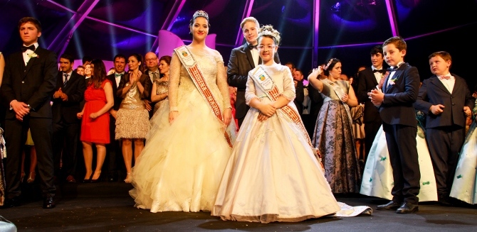 Benissa corona a Carla Gisbert Baidal y Ángela Bertomeu Vizuete como Reinas de las Fiestas Patronales 2015