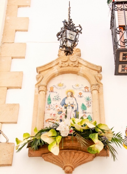 Placa de azulejos de la imagen de la Puríssima Xiqueta, Patrona de Benissa