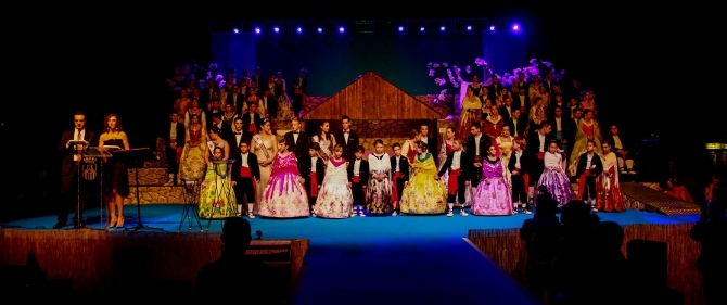 Una imagen del escenario con los festeros como protagonistas del acto.