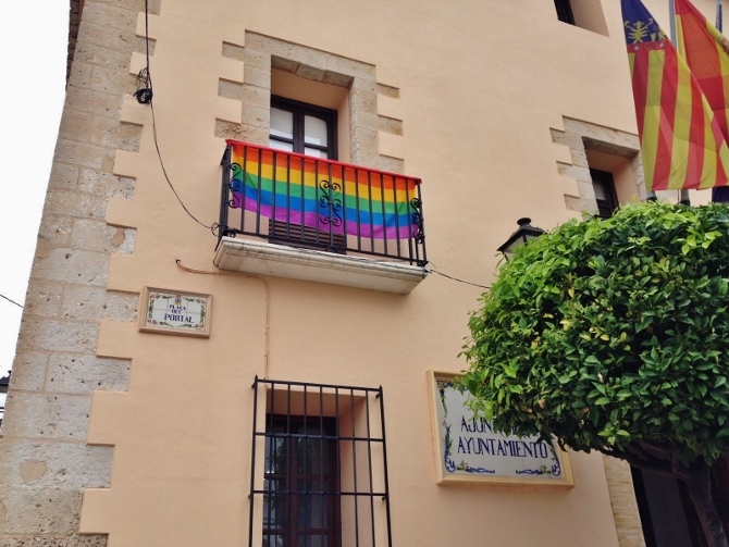 La bandera arcoiris, denominada la bandera de la libertad luce hoy en el Ayuntamiento de Benissa
