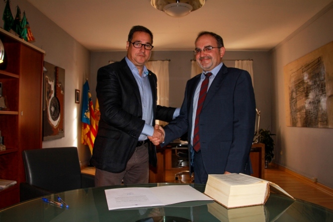 El alcalde, Juan Bautista Roselló, felicita al nuevo Secretario General del Ayuntamiento, César Narbón Clavero, en el acto de toma de posesión.