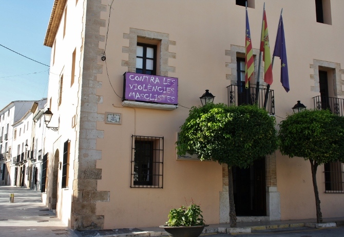 El cartel contra la violencia machista cuelga en el Ayuntamiento de la localidad