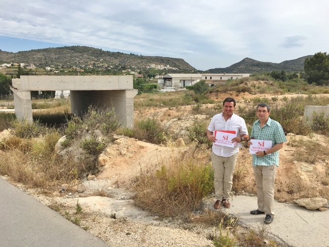 El candidato socialista al Congreso de los Diputados por la provincia de Alicante, Herick Campos con el portavoz socialista de Benissa, Manolo Juan