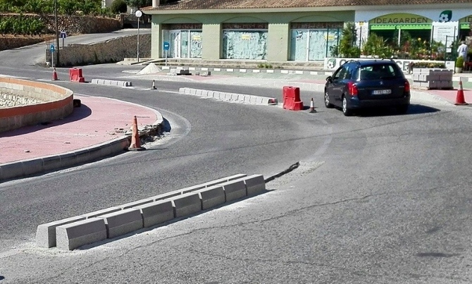 Obras de mantenimiento en los bordillos de la CV-746 de Benissa