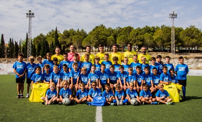 Foto de familia de los jugadores participantes en el Campus de Fútbol Costa Blanca de Benissa