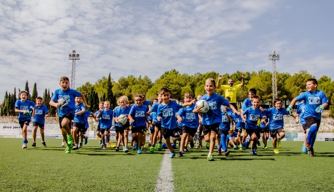 Los jóvenes participantes del Campus de Fútbol Costa Blanca en Benissa se lo pasaron en grande.