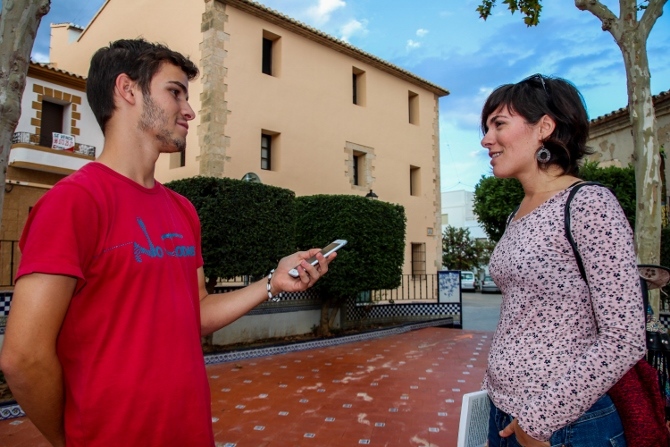 L'estudiant de periodisme Juan Revelles Tur durant l'entrevista a Belén Ivars