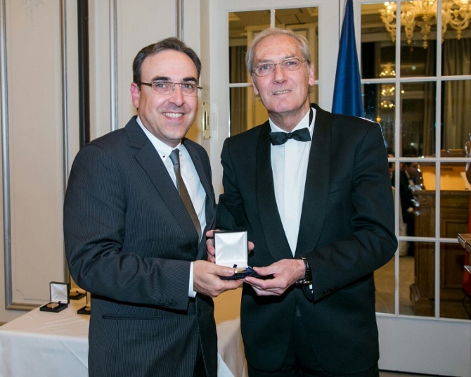 José Ivars recibe la Medalla de Oro Foro Europa 2001 de manos del presidente del foro José Luis Salaverría.