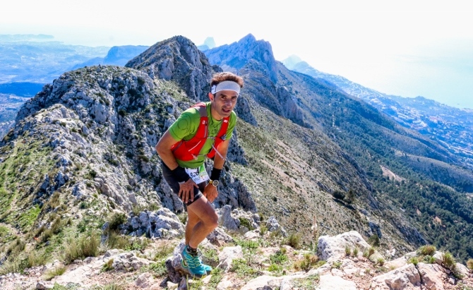 Miguel Ángel Sánchez Cebrián a su paso por la cima de Bernia.