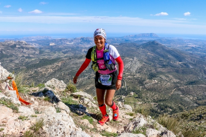 María Mercedes Pila Viracocha a su paso por la cima de Bernia.