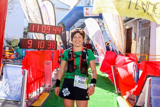 Con un tiempo de 11:09:39 y con el dorsal 900 la tercera posición recayó en Belén Agut Medall.