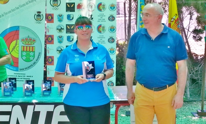 En la imagen, Ana Belén Lema en el momento de recoger el trofeo que la confirma como campeona autonómica de Tiro con Arco modalidad Instintivo en San Vicente del Raspeig