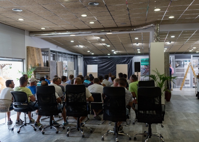 Más de un centenar de personas acudieron a la jornada práctica en Materiales de Construcción Diego Cabrera.