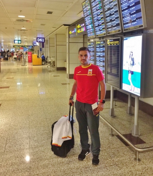 El Policía Local de Benissa, Antonio Morant, momentos antes de coger el vuelo que le llevará hasta Los Ángeles para particiapr en el XVII Campeonato del Mundo de Policías y Bomberos.