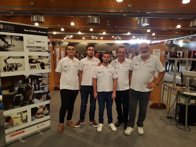 Jordi Armengol Miralles, estudiante de Ingeniería y el equipo del Grupo Robótica y Macátronica